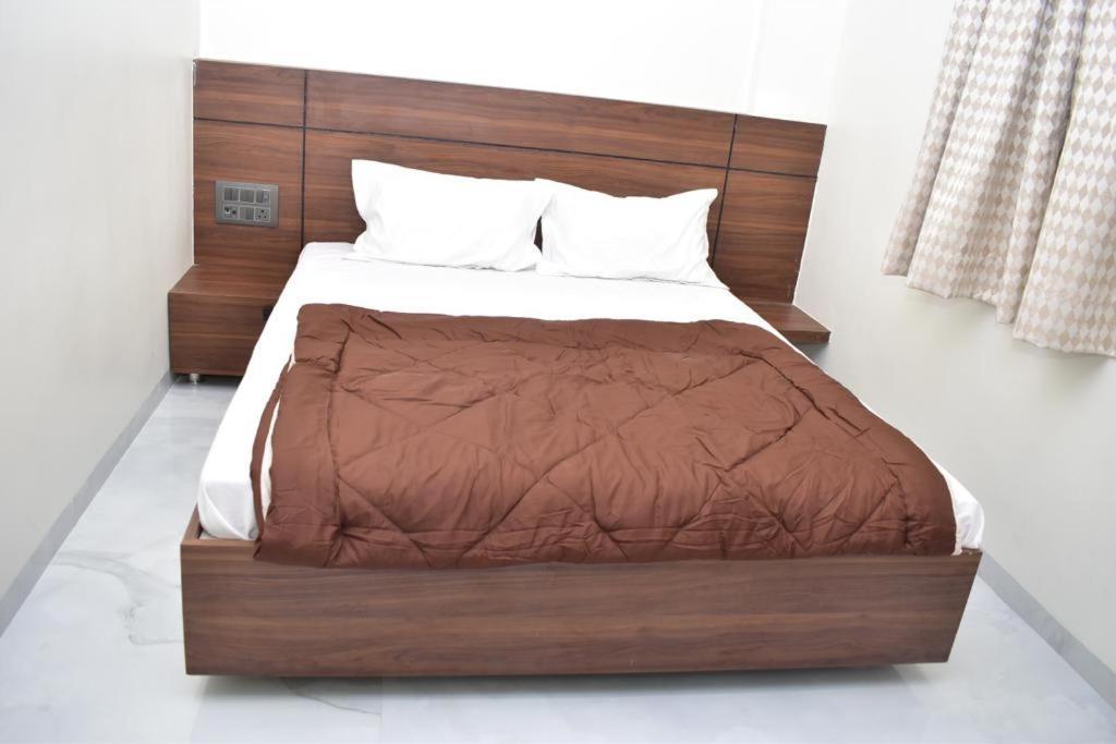 Hotel Sai Sandesh Shirdi Bagian luar foto